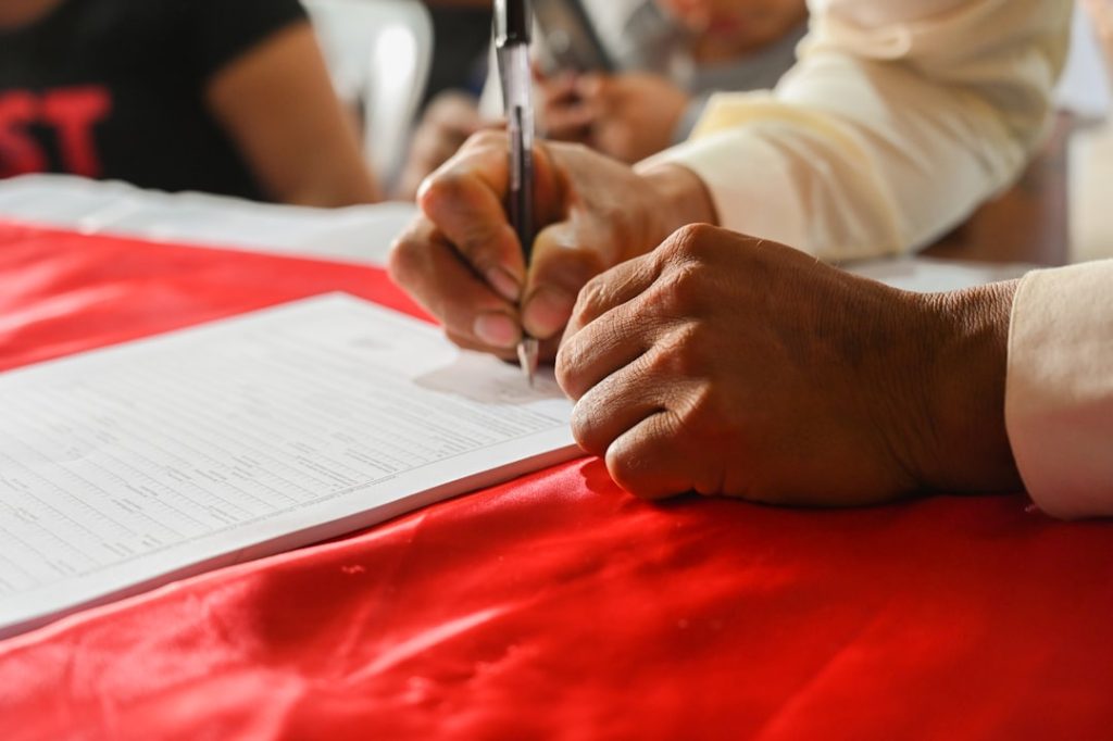 ein befristeter arbeitsvertrag ist ein zeitlich begrenztes arbeitsverhältnis, das klare laufzeiten und bedingungen für arbeitnehmer und arbeitgeber festlegt.